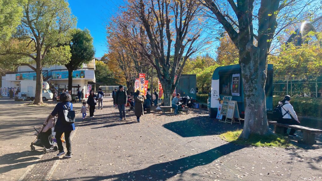 キッチンカーが並ぶ市川動植物園のメイン広場