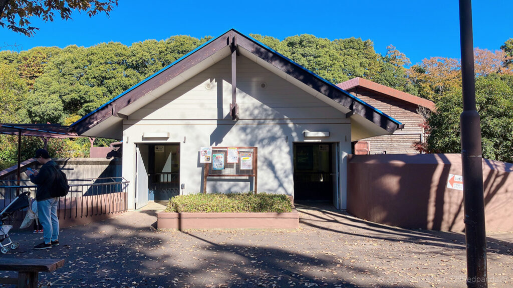 市川市動植物園の一号舎の外観（レッサーパンダの飼育舎）